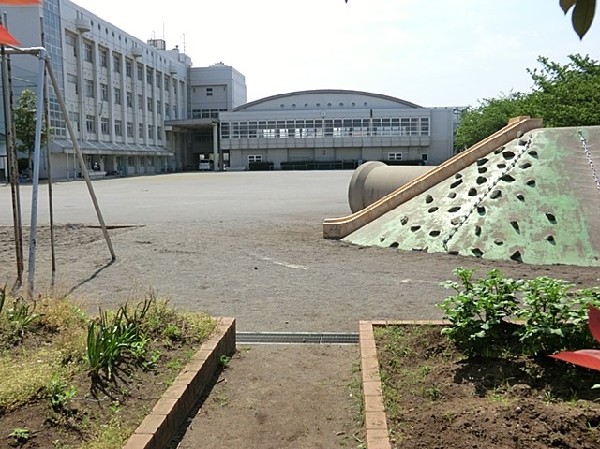 殿町小学校(川崎市でもっとも海に近い学校です。学校教育目標は「学校大好き、この町大好き、未来へつなげ、殿町小学校」です。)