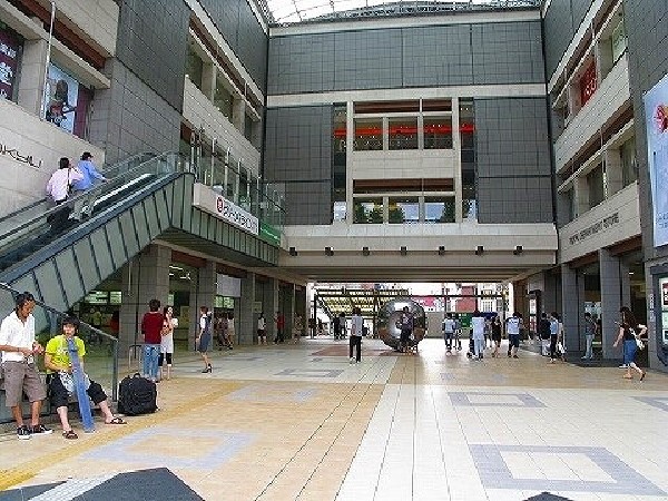 日吉駅　(東横線通勤特急・急行停車駅、グリーンライン始発駅。「渋谷」駅へ約20分、「横浜」駅へ約12分と、好アクセス駅です。)