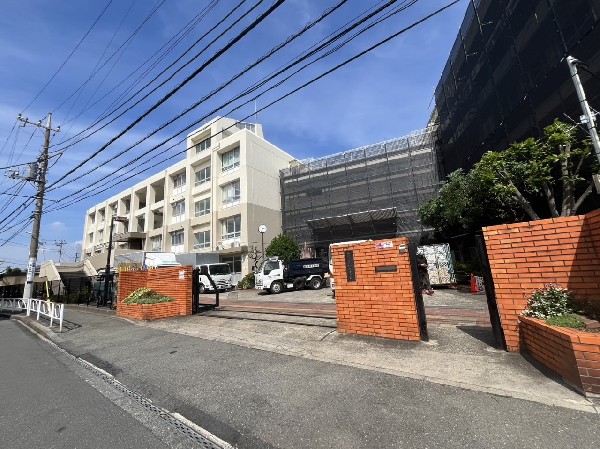 向丘中学校　(教育目標学び合い　高め合い　ともに活きる　努力　責任　思いやる心。)