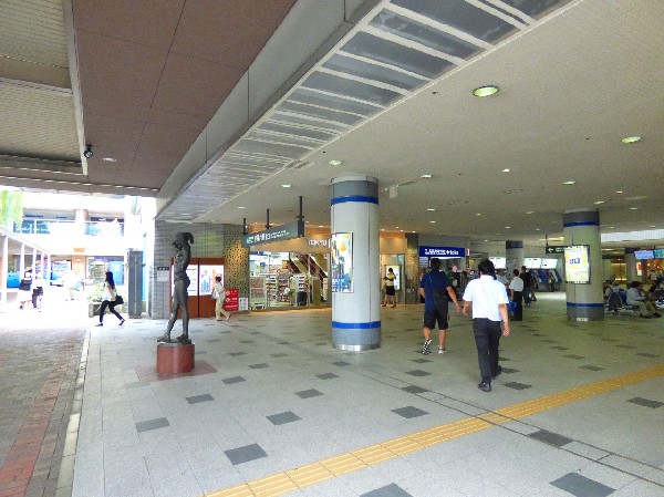 青葉台駅(渋谷からは急行で約28分、急行停車駅です。駅を取り囲むようにショッピングセンターが立っており、駅前で何でも揃います。)