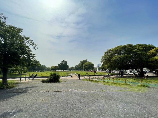 大師公園(川崎大師（平間寺）に隣接する広さ約8万8千m2の公園で、野球場、テニスコート、カナール、プールなどのほか、中国庭園も備えています。)