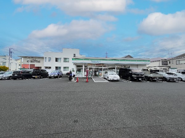 ファミリーマート 青葉大場町店(コンビニが近いのは何かと助かります。いまや買物だけではなく、行政、銀行、民間サービス等も関係する最重要施設。)