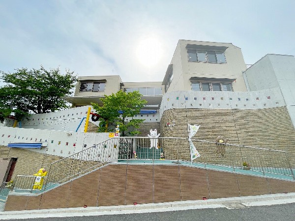 大場白ゆり幼稚園(1400ｍ　大場白ゆり幼稚園では異学年交流のオープンクラスの導入や専門講師など保育に取り入れています。)