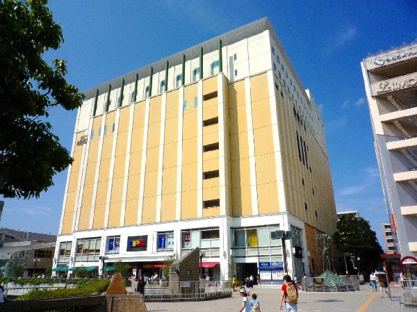 オーパ(新百合ヶ丘駅目の前にある、大型ショッピング施設。ユニクロ、無印良品、100均、食料品、レストランなど、欲しいものが揃います。)