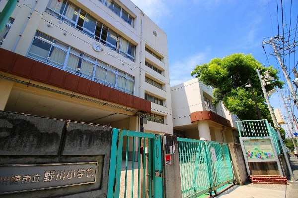 川崎市立野川小学校 (明治6年創立で約155年の歴史がある学校。総生徒数約780人で各学年120～130人。)