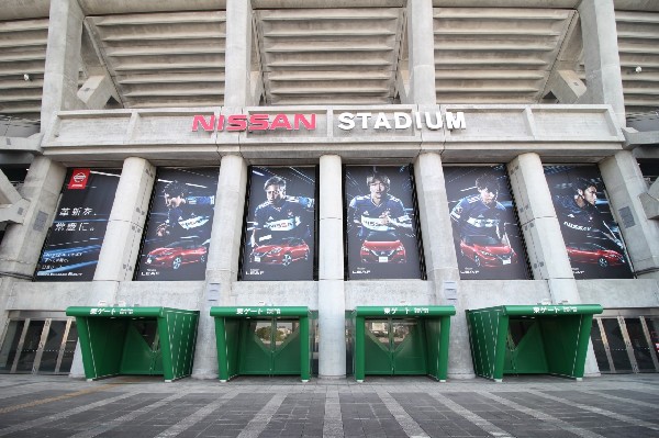 日産スタジアム(7万人を収容できる国内最大級のスタジアム。国際的な大会やイベント、J リーグの定期試合を開催。)