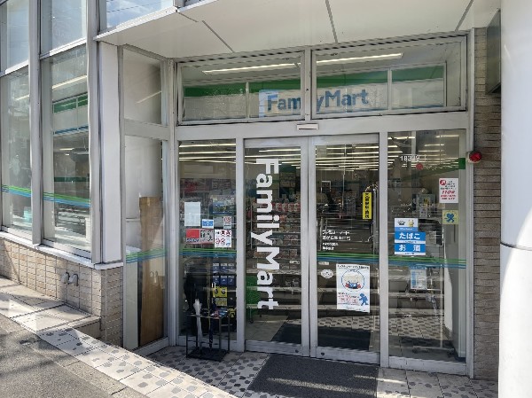 ファミリーマート藤が丘駅南口店(ファミチキをはじめスナックメニューも大人気です。買物だけではなく、日常生活に関係する最重要施設となりつつある。)