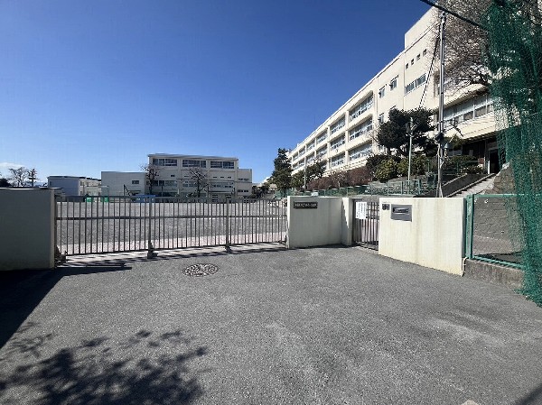 田奈小学校(お子様が一日の中でも長い時間を過ごす小学校。のびのびと過ごし、広い校庭で元気に駆け回ったり、どんどん成長していく姿が目に浮かびます。)