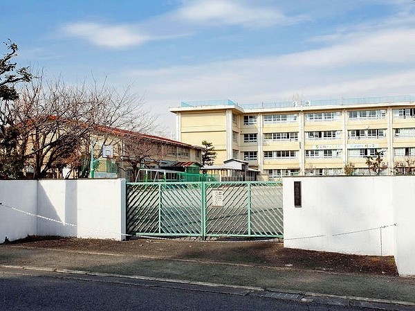 虹ヶ丘小学校(学校創立は昭和51年。全校児童158名という川崎市の中で最も小さな学校です。)