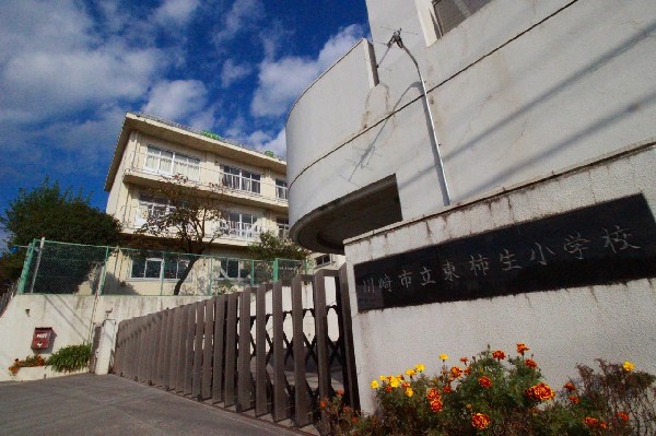 東柿生小学校　(学校教育目標「・確かな学力を育む・豊かな心を育む・健康な体をつくる・地域とともに生きる」)