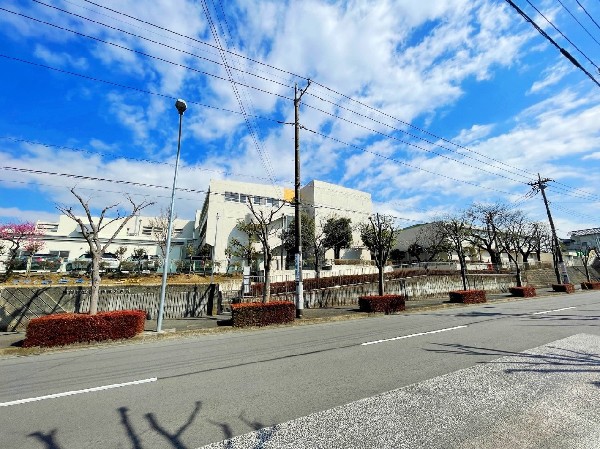 横浜市立鴨志田緑小学校(のびのびと過ごし、広い校庭で元気に駆け回ったり、どんどん成長していくお子様の姿が目に浮かびます。)