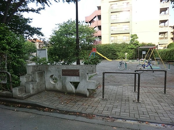 木月諏訪公園　(住宅街らしく近隣には公園が複数ありますので、お子様にも嬉しい住環境です。きっと、お気に入りの公園がみつかるはずです。)