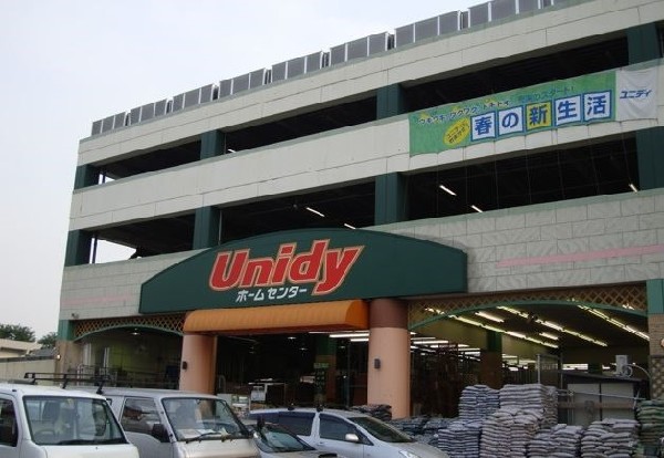 ユニディ狛江店(食品・お酒・DIY用品・日用品など生活必需品も充実している。駐車場も完備しているので、週末の買い出しもしやすい。)