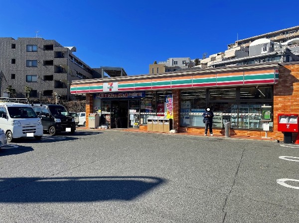 セブンイレブン　川崎犬蔵2丁目店(セブンミールは大好評です。今や公共料金の支払いや宅配など、色々な用途があるコンビニは必須ですね。)