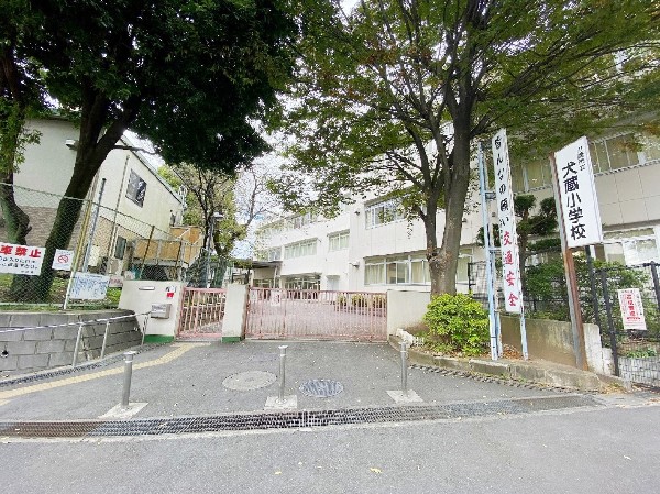 犬蔵小学校(緑の丘に包まれた自然豊かな環境の中で、歴史を刻んできた犬蔵小学校。現在、1100人以上の児童が、のびのびと学校生活を送っています。)