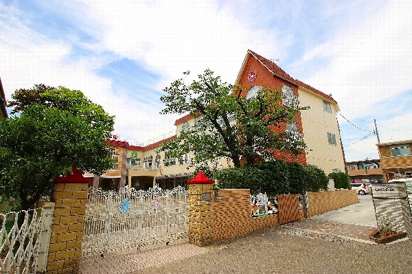 宮内幼稚園( 当園では長年の幼児教育研究実践をとおして築きあげた内容に加えて、時代のニーズに合わせた体験を重視して、多様な教育活動を展開しています)