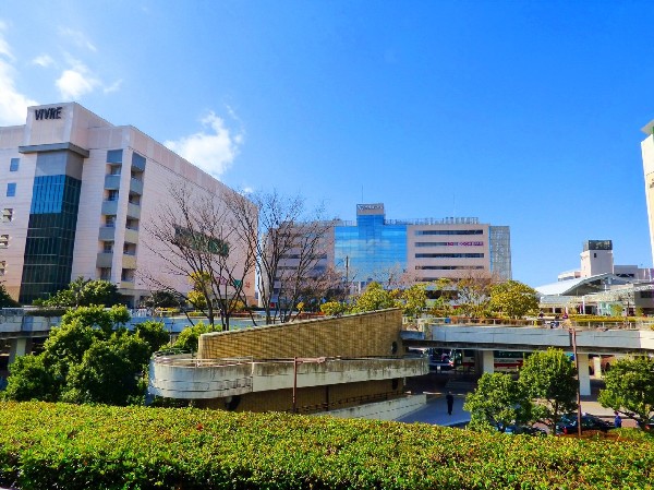 新百合ヶ丘駅(ショッピングモールや映画館のある駅ビルが立ち並ぶ人気の駅です。区役所等の公共機関も多数集まっており便利です。)