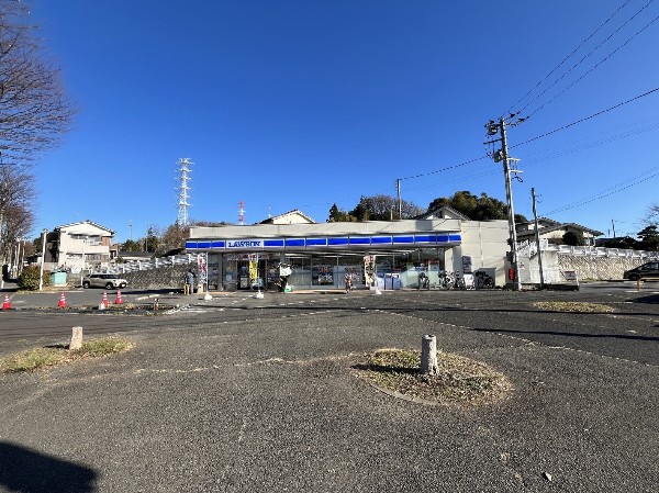 ローソン 横浜恩田町店(「マチのほっとステーション」をスローガンに掲げる通り、忙しい日々に「ほっ」とするひとときをもたらします。)
