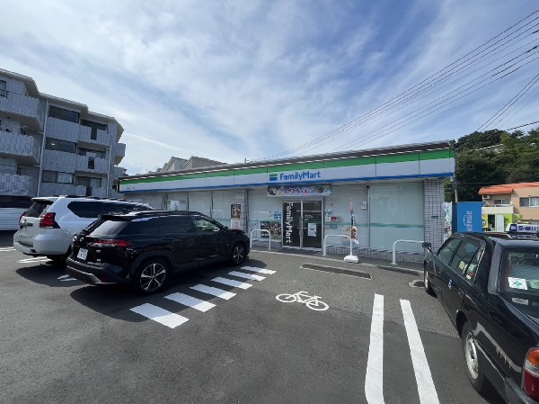 セブンイレブン川崎神木本町2丁目店(時間を問わず、幅広い品物が揃うコンビニ。いまや日常生活に深く関係する施設となりつつある。)