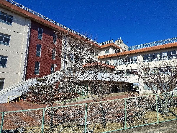 川崎市立長尾小学校(学校教育目標は自ら考え判断し実行する子、進んでかかわり思いやりがある心豊かな子、夢を育む心身ともに穏やかな子)