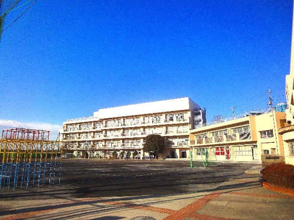 市ヶ尾小学校(学校教育目標は、「自他の違いや良さがわかり（思考）、自ら判断し（判断）、自信をもって行動する（表現）子どもを育てる。」)