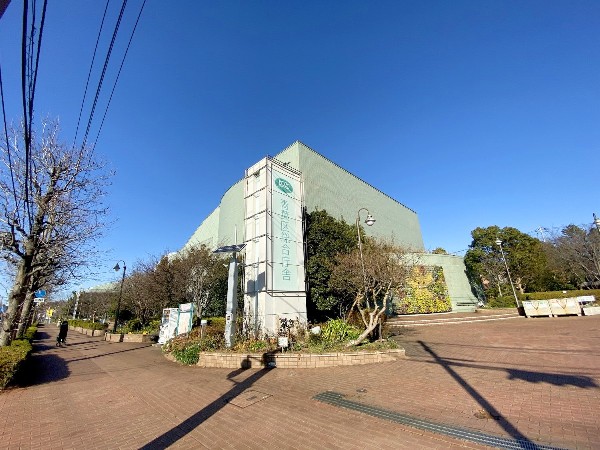 青葉区総合庁舎(「市が尾駅」下車徒歩８分。開閉庁時間は、主に月～金曜日　午前８時４５分～午後５時００分。)