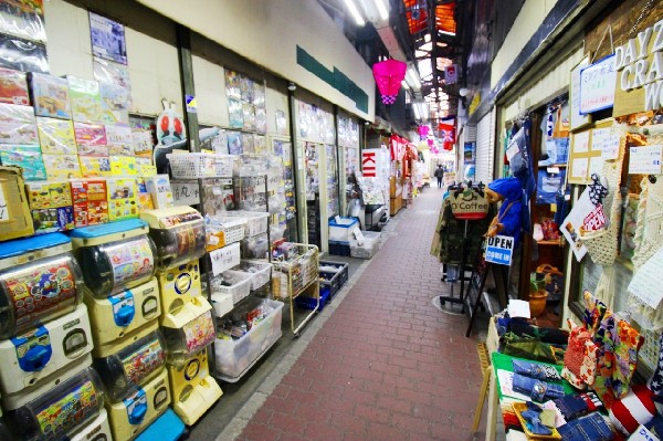 六角橋商店街(昭和の面影を残すレトロな商店街で約170店舗の商店が立ち並びます。雑貨や生鮮食品から飲食店等バラエティ豊富な商店街です。)