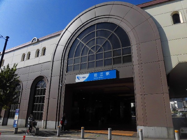 狛江駅(駅周辺は高架化されており、踏切もなく快適で、狛江市役所・中央図書館など、狛江市の中心です。)