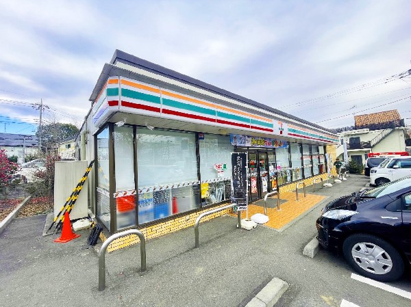 セブンイレブン稲城平尾1丁目店(セブンミールは大好評です。今や公共料金の支払いや宅配など、色々な用途があるコンビニは必須ですね。)