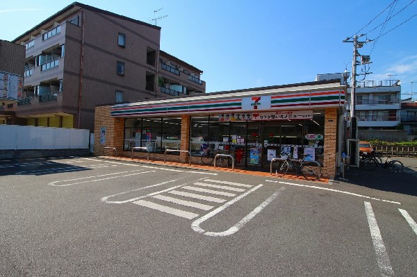 セブンイレブン 川崎栗谷3丁目店(特にお弁当等の惣菜で一歩先を行くセブンイレブン。一昔前と比べると格段に美味しい！会社帰りに立ち寄れる立地は嬉しい限り！)