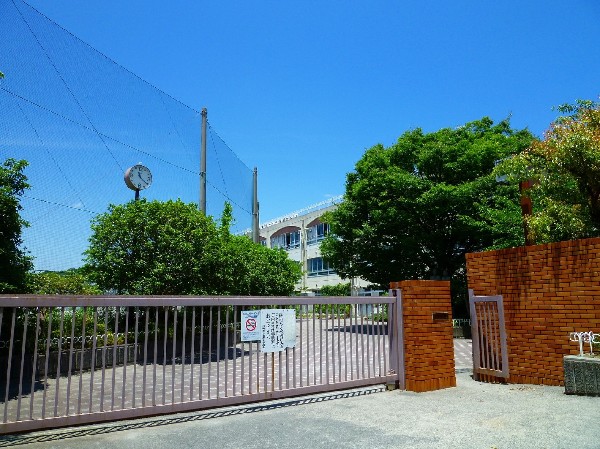 金程中学校 (昭和61年創立で生徒数約410名。吹奏楽部、陸上部、水泳部などが、県や関東大会に出場する強豪校。)