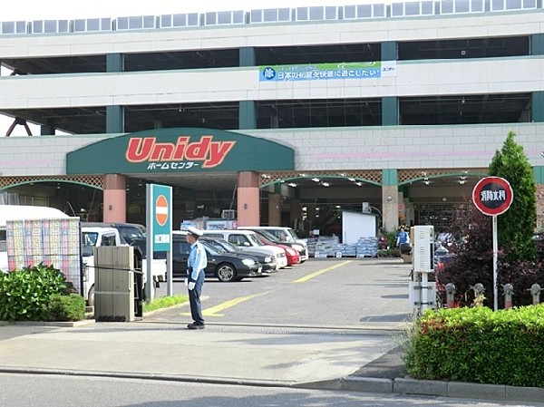 ユニディ狛江店(営業時間は9：30～20：00。特に園芸・エクステリアでは、初級者から上級者まで満足いただける幅広い品揃えを誇ります。)