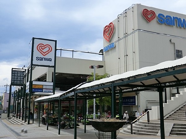 三和鶴川店(1964（昭和39）年9月設立、東京都町田市に本社を持ち、東京西部、多摩地域、 神奈川県東部に展開するスーパーマーケットチェーン「三和」。)