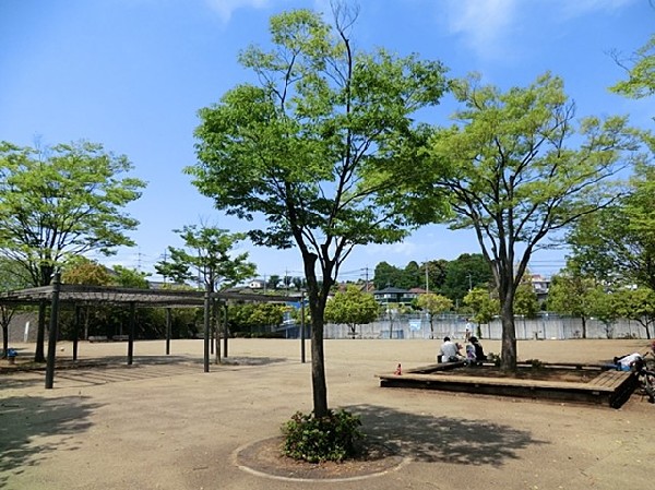 栗木公園(住宅街らしく近隣には公園が複数ありますので、お子様にも嬉しい住環境です。きっと、お気に入りの公園がみつかるはずです。)
