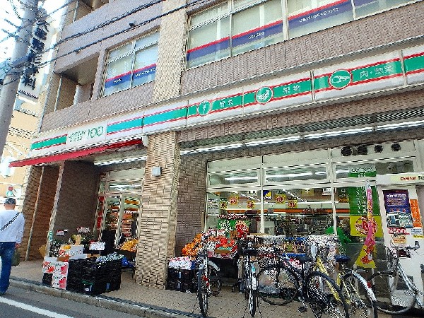 ローソンストア100 多摩区役所前店(生鮮食品から日用品までの幅広い品揃えと、適量・小分けの価値ある「100円均一」。)