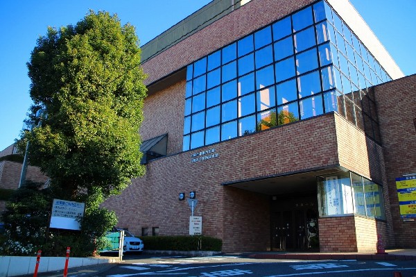 川崎市立宮前図書館(宮前平駅から徒歩10分ほどにある図書館で、宮前文化センター内に併設されています。駐車場があり、隣接する区役所と共通で利用できます。)