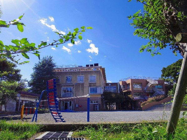 向丘小学校(お子様が一日の中でも長い時間を過ごす小学校。のびのびと過ごし、広い校庭で元気に駆け回ったり、どんどん成長していくお子様の姿が目に浮かびます。)