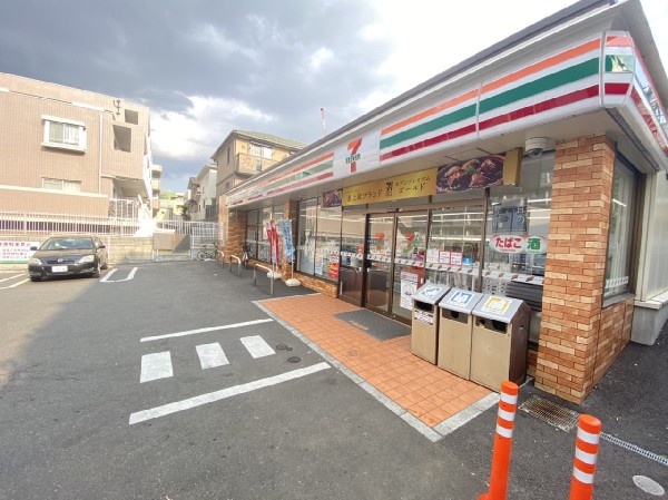 セブンイレブン横浜梅が丘店(特にお弁当等の惣菜で一歩先を行くセブンイレブン。会社帰りに立ち寄れる立地は嬉しい限り。)