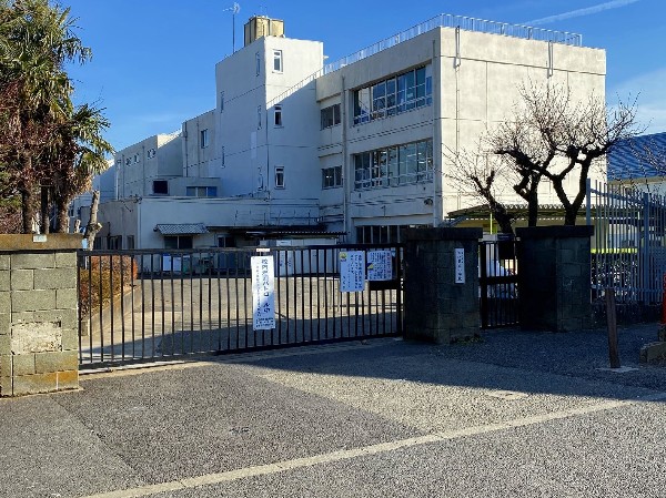 狛江市立狛江第三小学校(学校教育目標は、進んで学び、考える力、表現する力を高めようとする子　認め合い支え合い、協力して行動しようとする子)