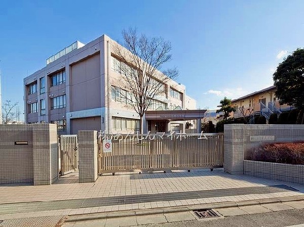 平間中学校(住宅街を通り抜けるため、お子様にとって優しい通学路。部活動の朝練などが多くても親御様にとっても安心ですね。)