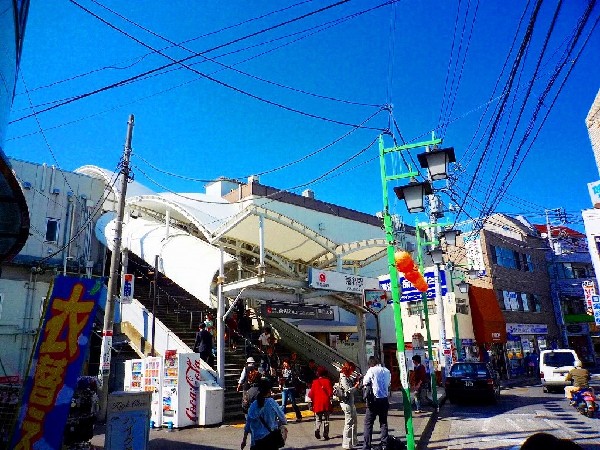 菊名駅(東急東横線の特急、通勤特急、急行停車駅で、JR横浜線と2路線利用可能。新幹線停車駅「新横浜」駅へ1駅2分、という利便性の高い駅。)
