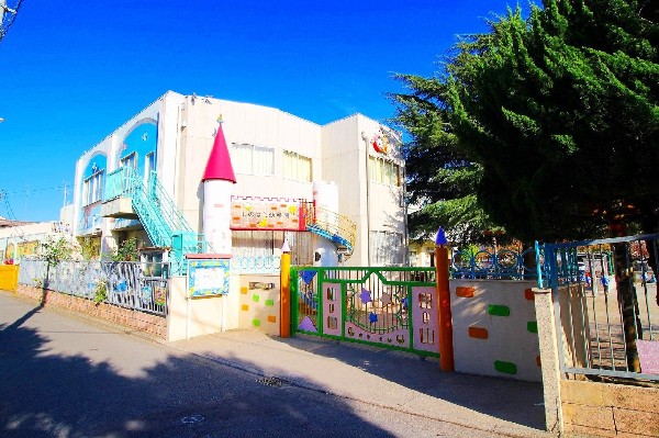 しのはら幼稚園(昭和45年設立の大型幼稚園。敷地の広さが特徴。また大型プールも備えているので夏は水遊びができる。)