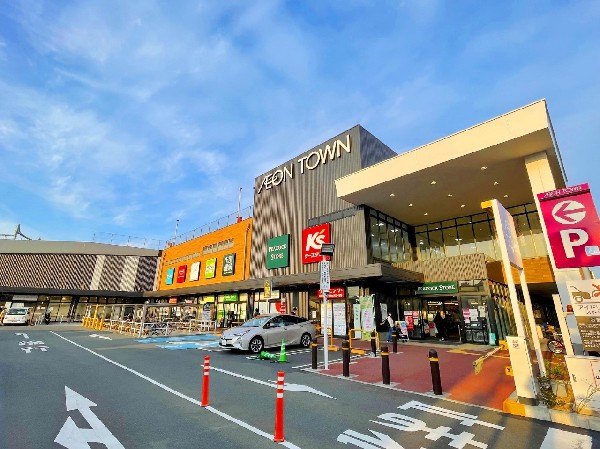 イオンタウン稲城長沼(駐車場を165台完備、最初の60分無料ピーコックストアは９時～22時45分まで営業！)