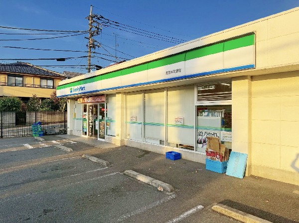 ファミリーマート町田本町田店(日用品・食品の購入はもちろん、宅配便の受付や公共料金の支払いなど、暮らしに役立つサービスが充実。)