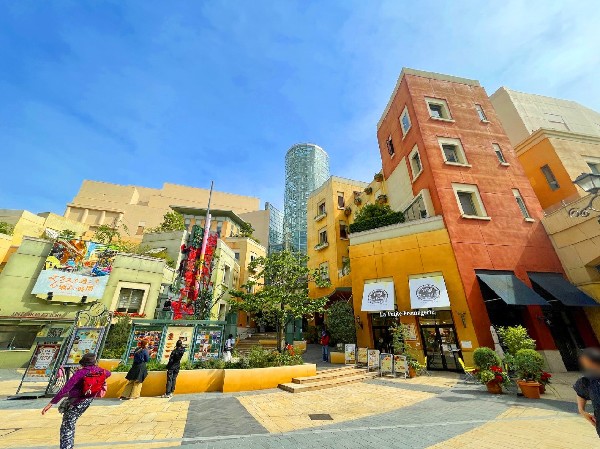 ラ・チッタッラ(イタリアのヒルタウン（丘の上の街）をモチーフにデザインされた新スタイルの複合商業施設です。)