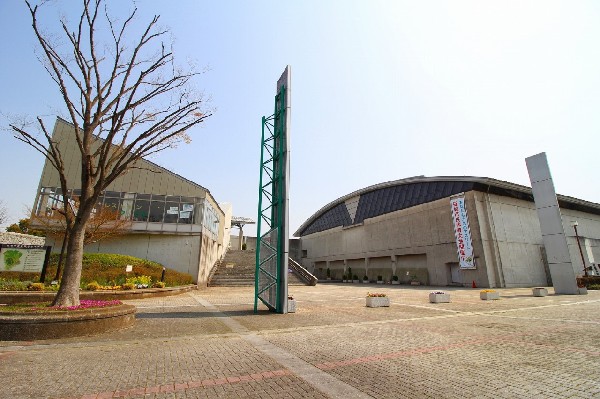 稲城市総合体育館(稲城中央公園内に所在する屋内体育館。メインアリーナの他にトレーニングルームや柔道場などがあります。)