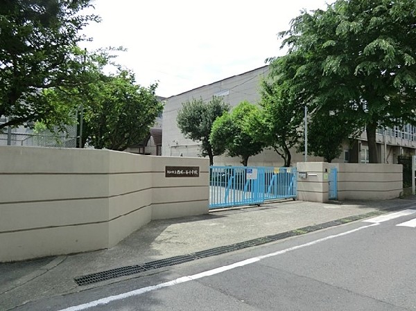 西梶ヶ谷小学校(お子様が一日の中でも長い時間を過ごす小学校。のびのびと過ごし、広い校庭で元気に駆け回ったり、どんどん成長していく姿が目に浮かびます。)