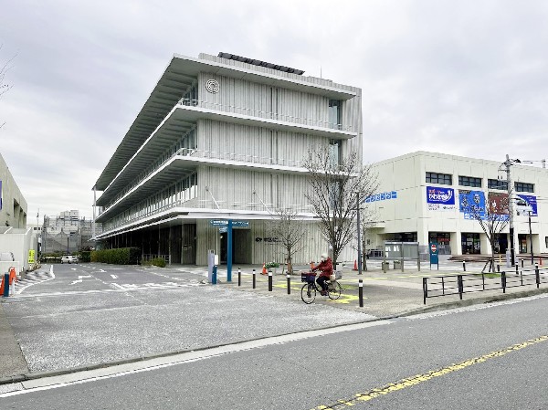 区役所（幸区）(引越しや出産、検診、保育園の入園、年金、税金、各種手続き等々、節目で必ず行く必要がある区役所。)