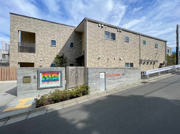 にじいろ保育園宮前平( 2022年4月に開園した、お子さま受け入れ60名の園です。毎日子どもたちの元気いっぱいな声が園舎から響き活気がある保育園です。)