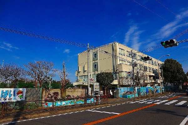 川崎市立宮崎小学校(お子様が一日の中でも長い時間を過ごす小学校。のびのびと過ごし、広い校庭で元気に駆け回ったり、どんどん成長していく姿が目に浮かびます。)